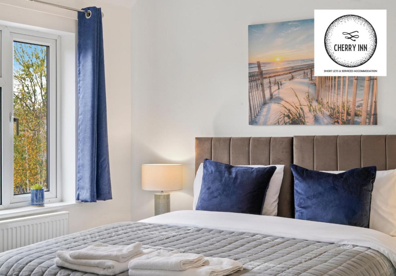 Large 3 Bedroom House With Parking & Garden By Cherry Short Let's & Services Accomodation Apartment *