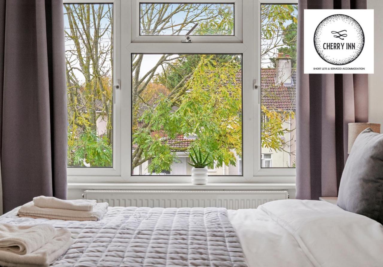 Large 3 Bedroom House With Parking & Garden By Cherry Short Let's & Services Accomodation