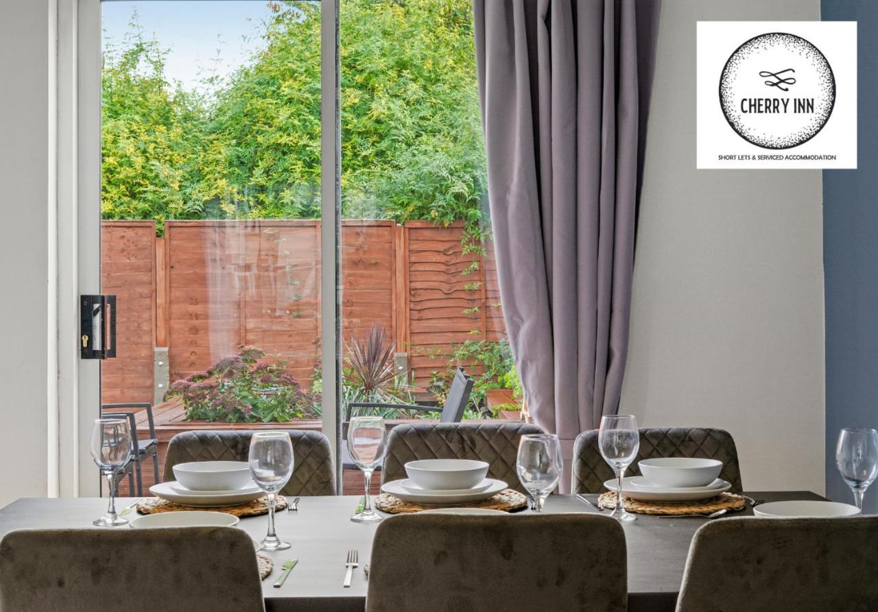 Large 3 Bedroom House With Parking & Garden By Cherry Short Let's & Services Accomodation *