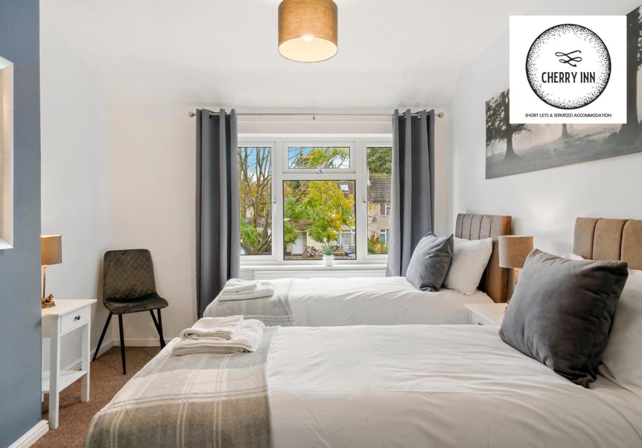 Large 3 Bedroom House With Parking & Garden By Cherry Short Let's & Services Accomodation Apartment *