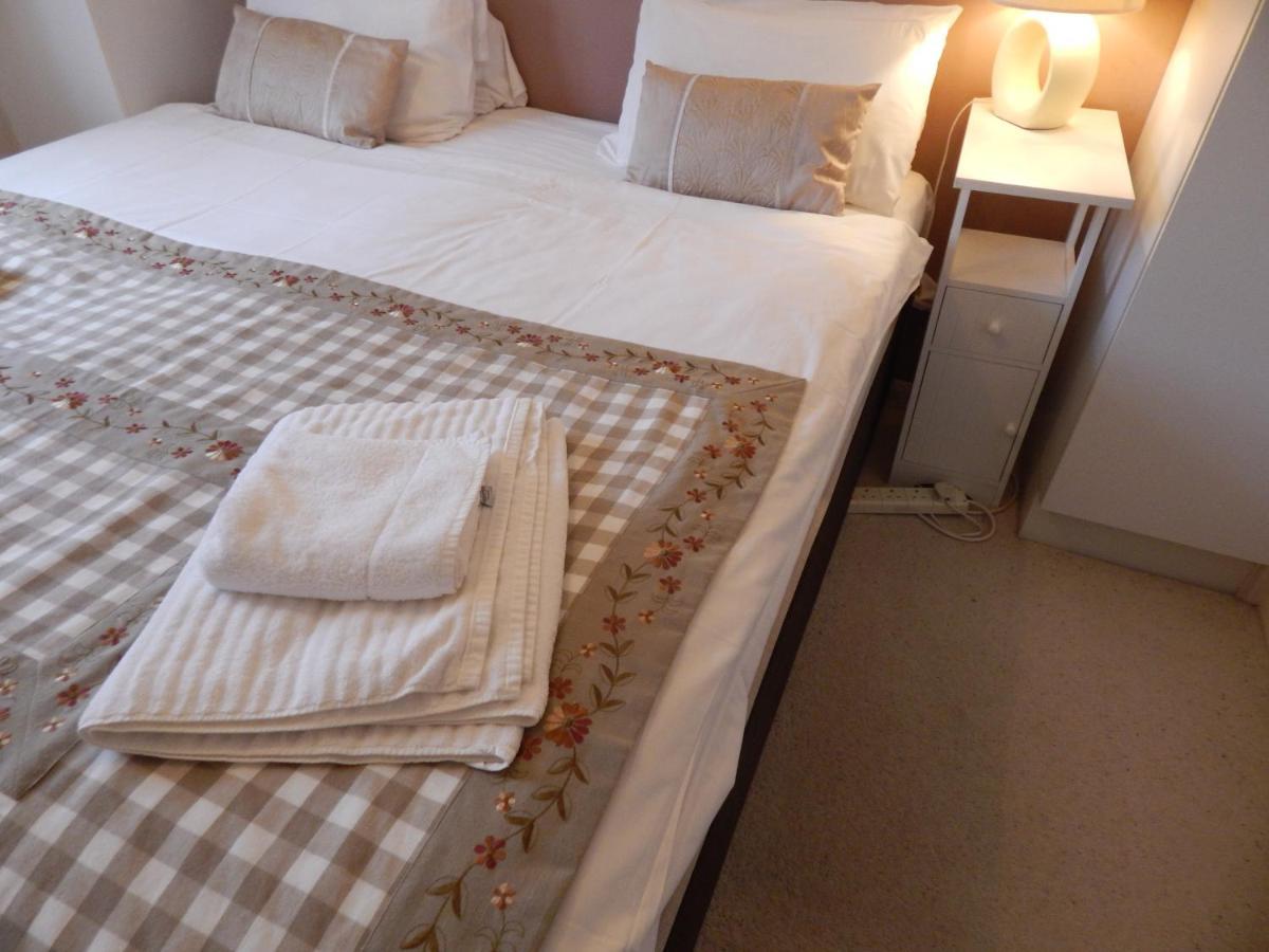 Holiday home Two Bedroom Corporate And Family With Parking In Popular Location *