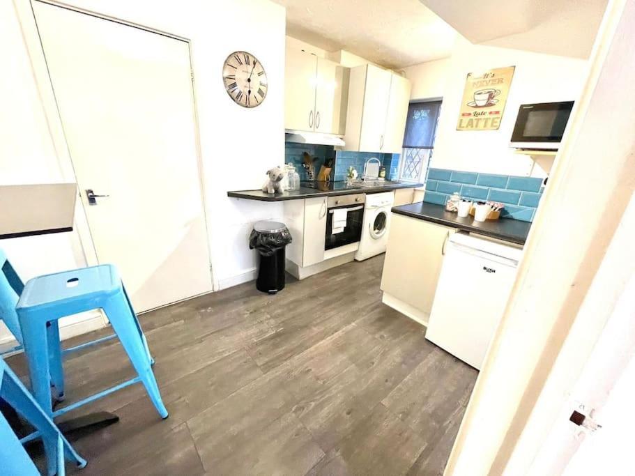 Serene And Cozy 1-bedroom House With Parking *