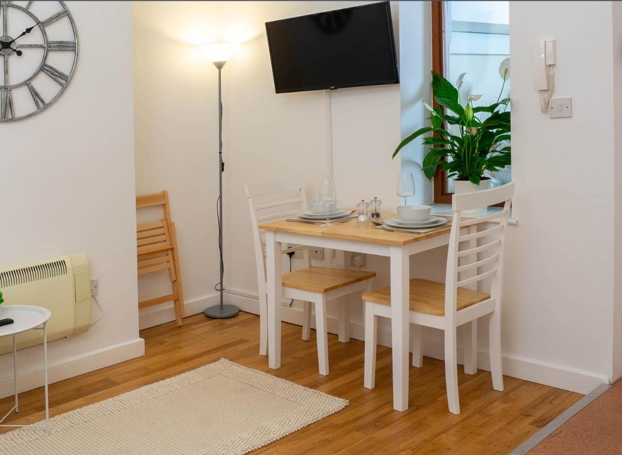 Vibrant Centre - King Bed, Entire Apartment