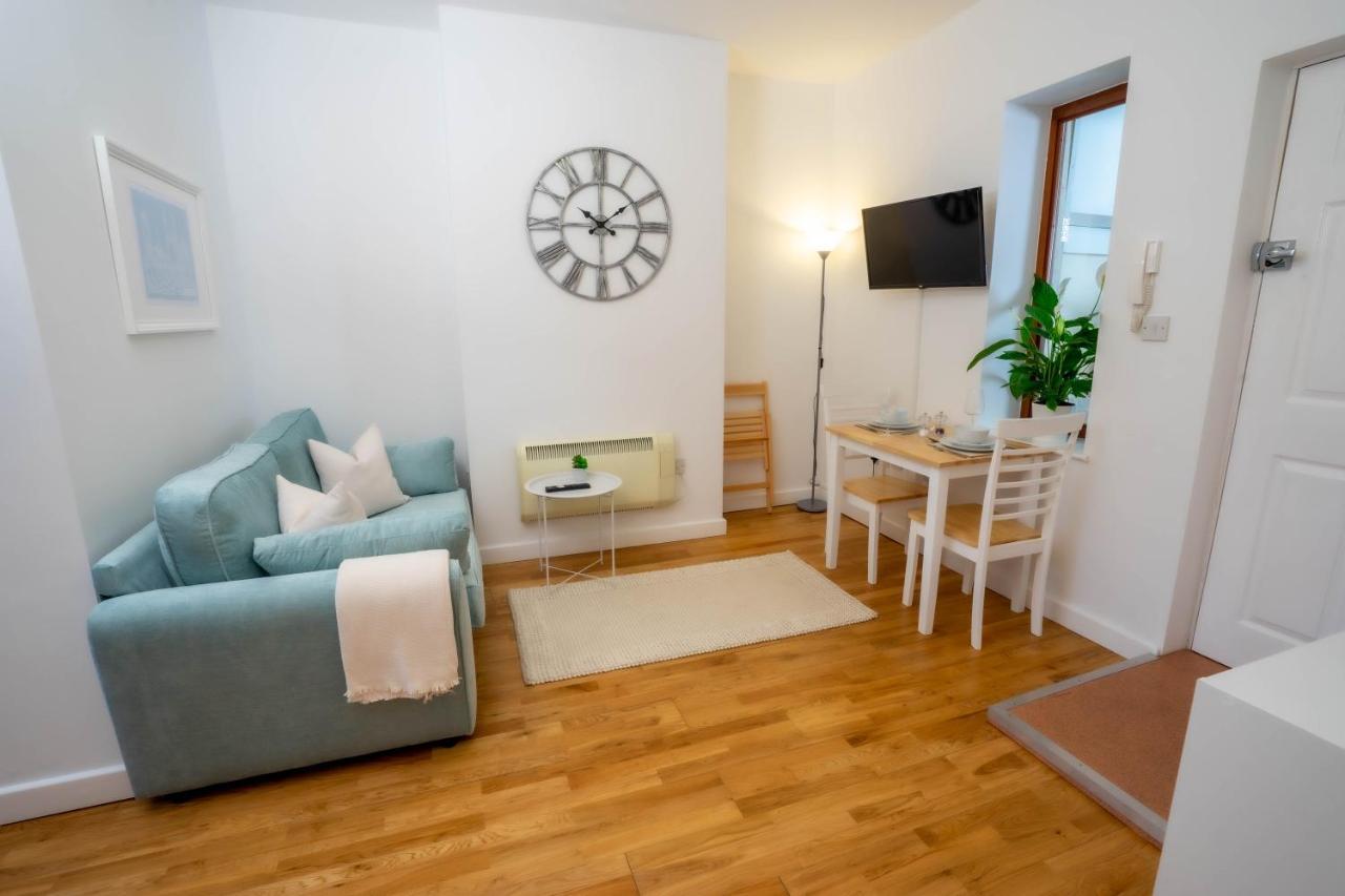 Vibrant Centre - King Bed, Entire Apartment