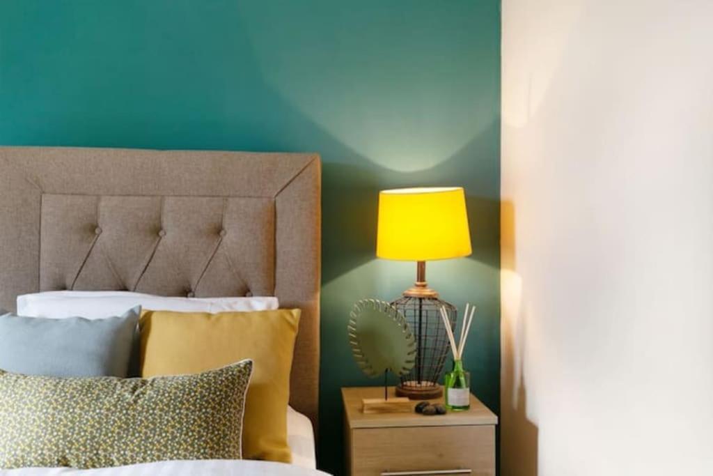 Stylish - Parking - Garden - Sleeps 6 Apartment