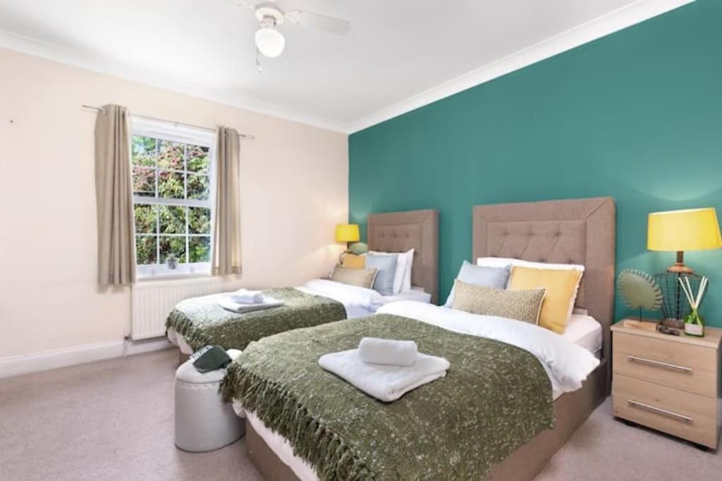 Stylish - Parking - Garden - Sleeps 6 *