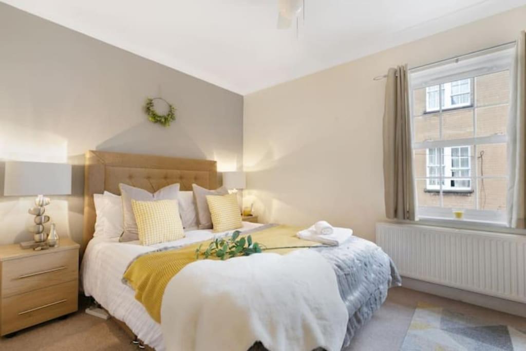 Stylish - Parking - Garden - Sleeps 6 Apartment
