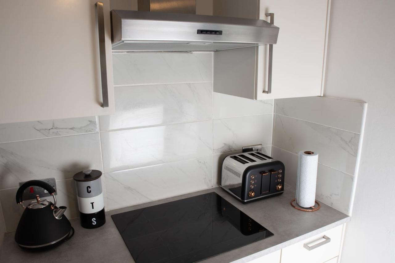 Charming 2-bedroom Town House - Short Walk From The Station