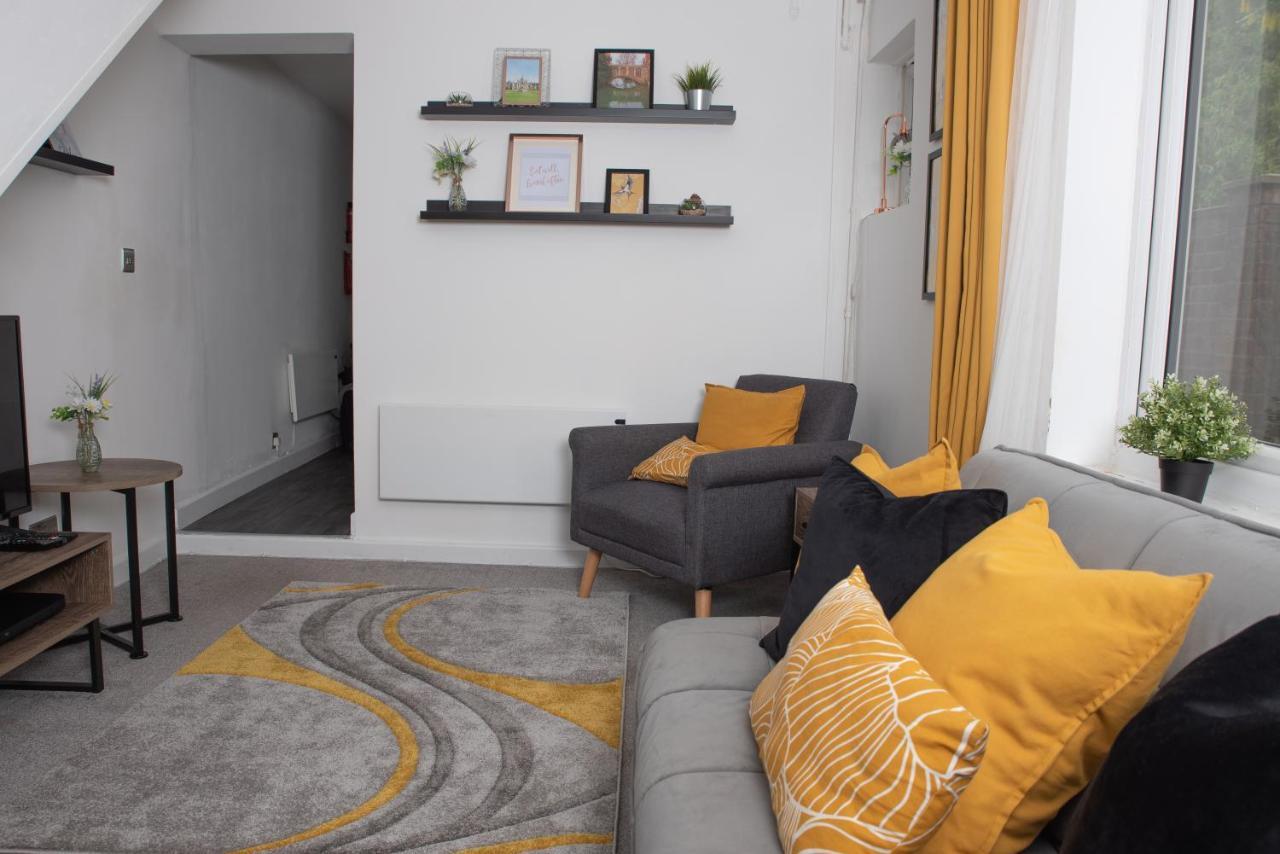 Holiday home Charming 2-bedroom Town House - Short Walk From The Station *