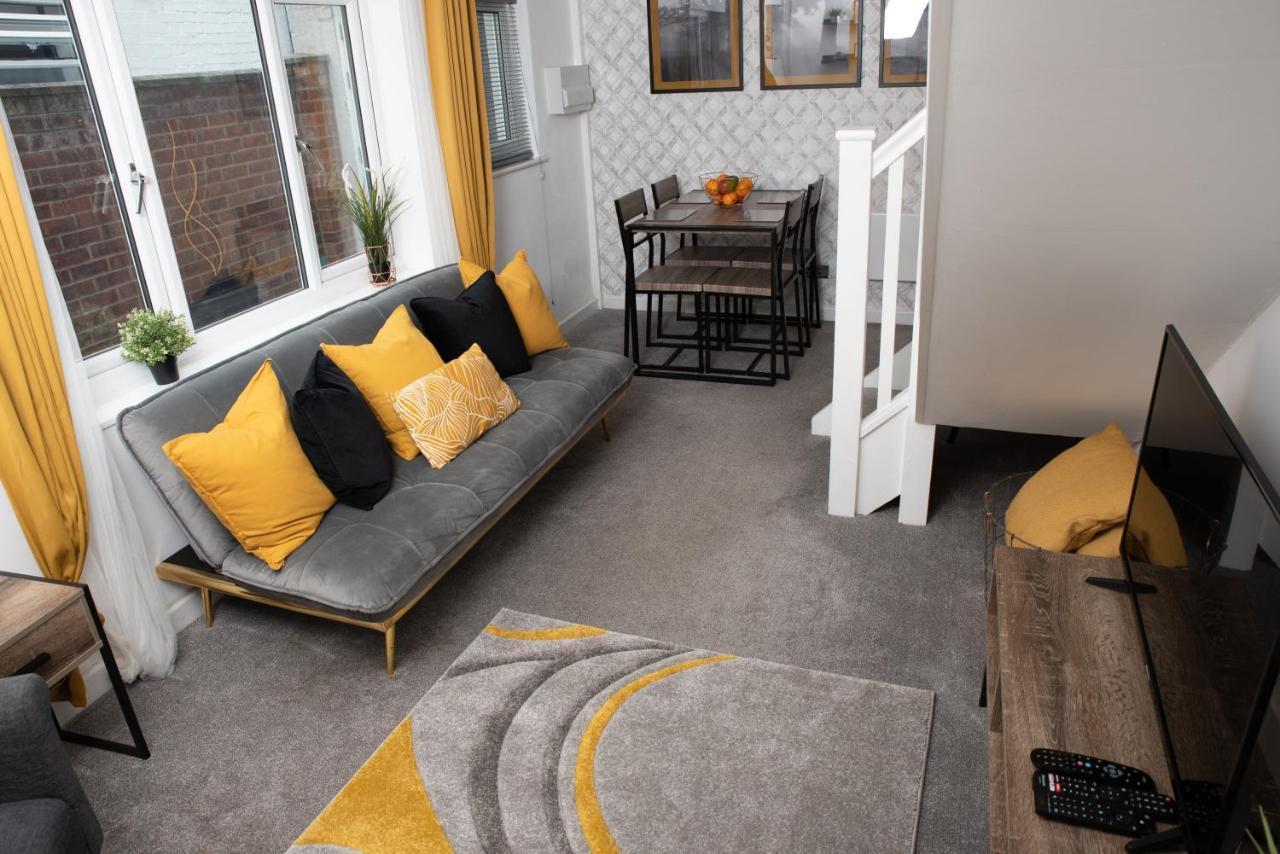 Charming 2-bedroom Town House - Short Walk From The Station Holiday home