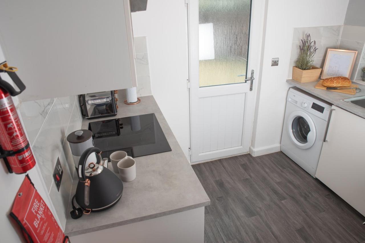 Charming 2-bedroom Town House - Short Walk From The Station