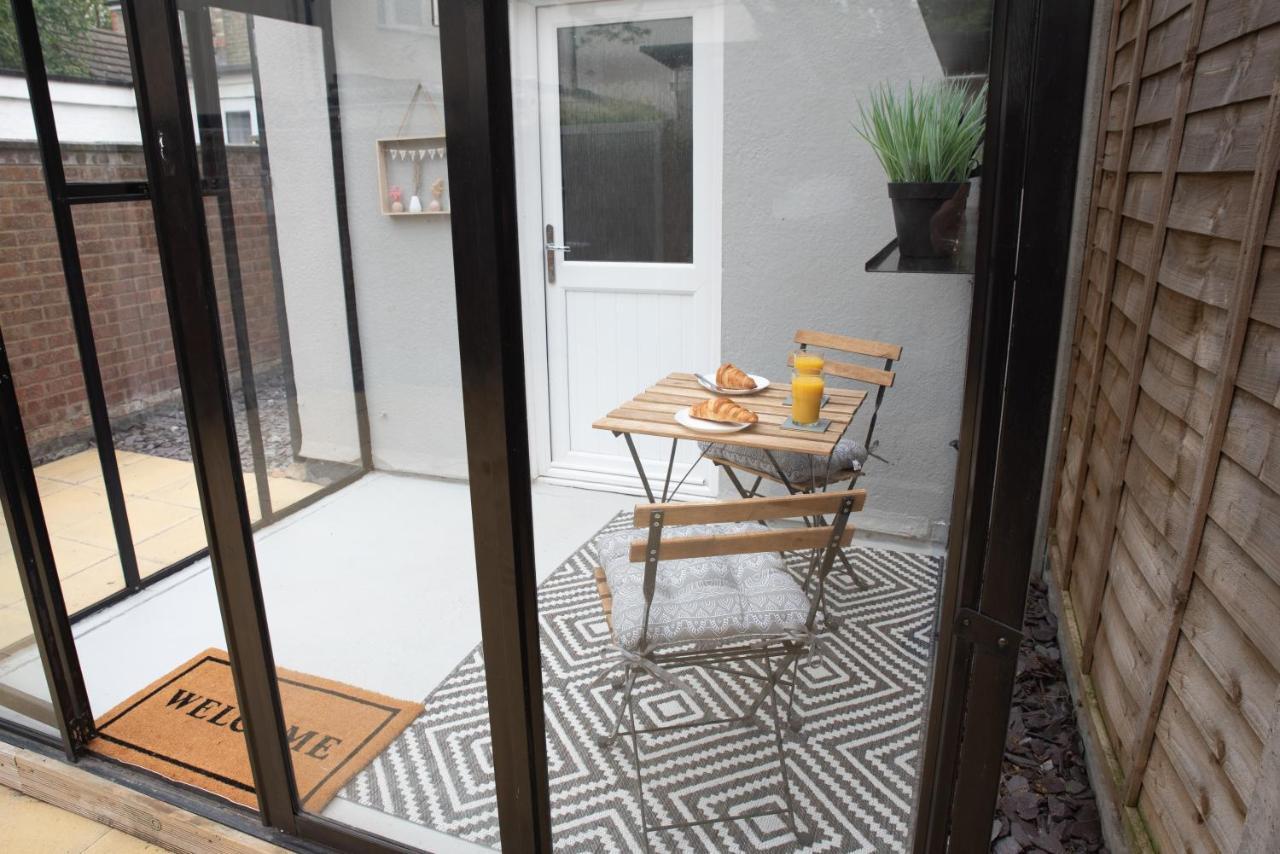 Charming 2-bedroom Town House - Short Walk From The Station *