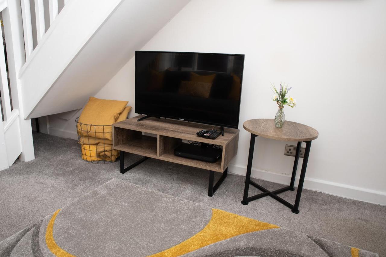 Charming 2-bedroom Town House - Short Walk From The Station Holiday home