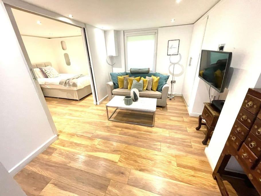 Apartment Historical Building / Cozy Basement / *