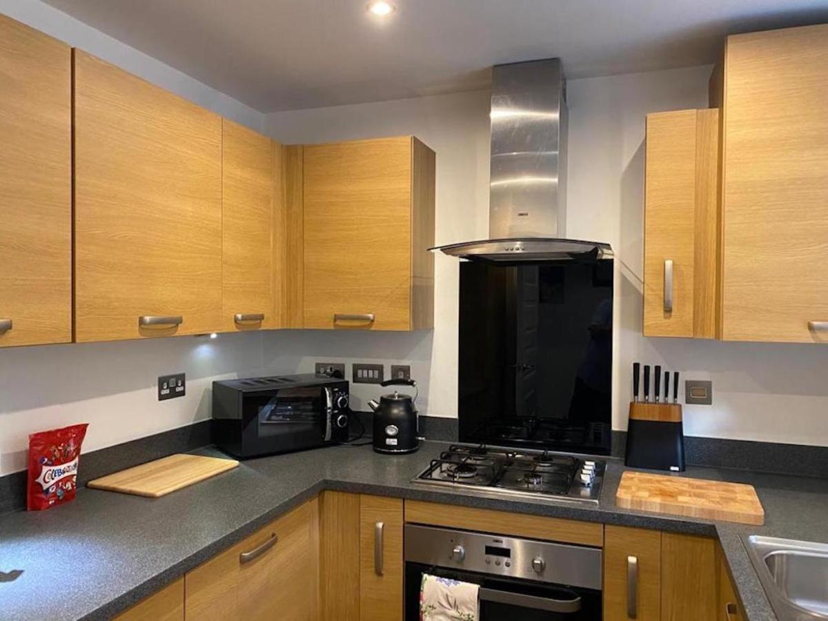 Cozy Garden Retreat: 4-bed Near Hospitals Apartment *