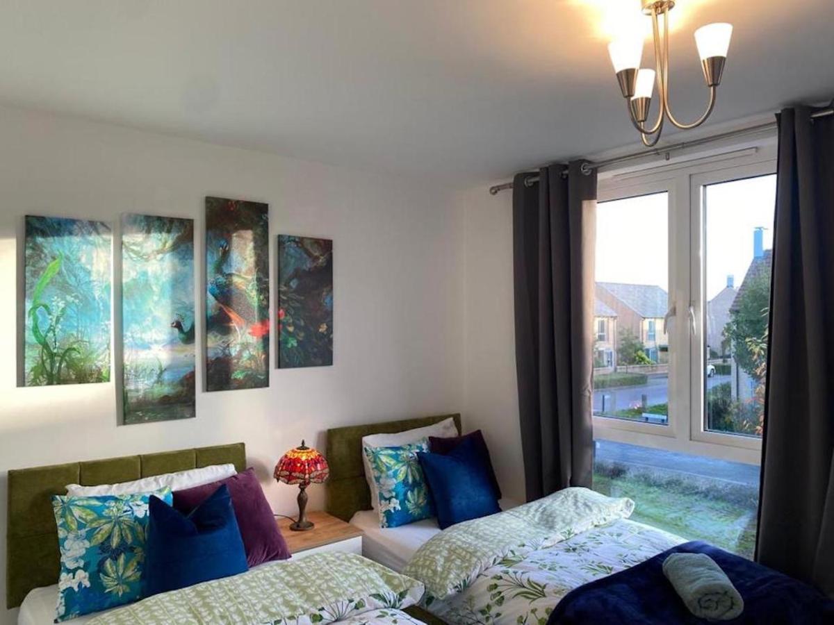 Cozy Garden Retreat: 4-bed Near Hospitals Apartment *