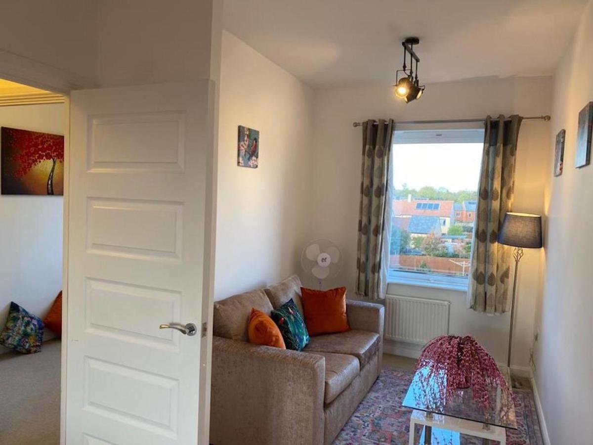 Cozy Garden Retreat: 4-bed Near Hospitals Apartment *
