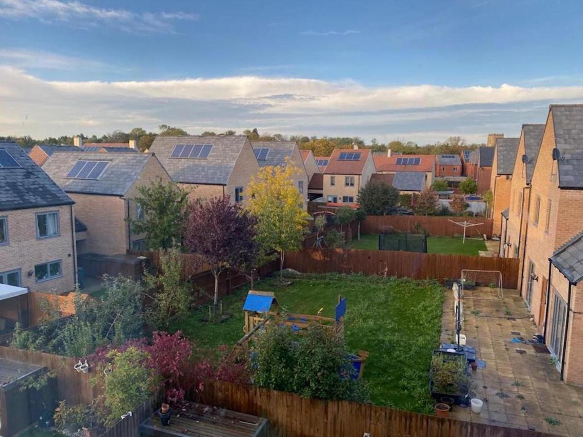Cozy Garden Retreat: 4-bed Near Hospitals Apartment *