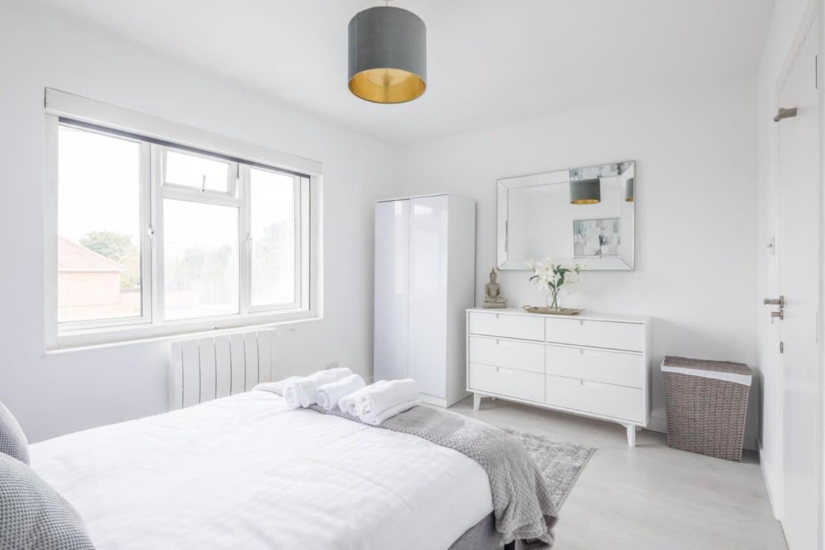 Apartment Lovely 2 Bedroom - Ideal Location *