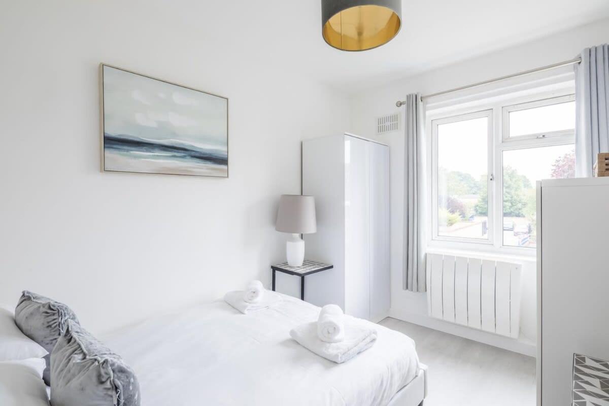 Lovely 2 Bedroom - Ideal Location Apartment *