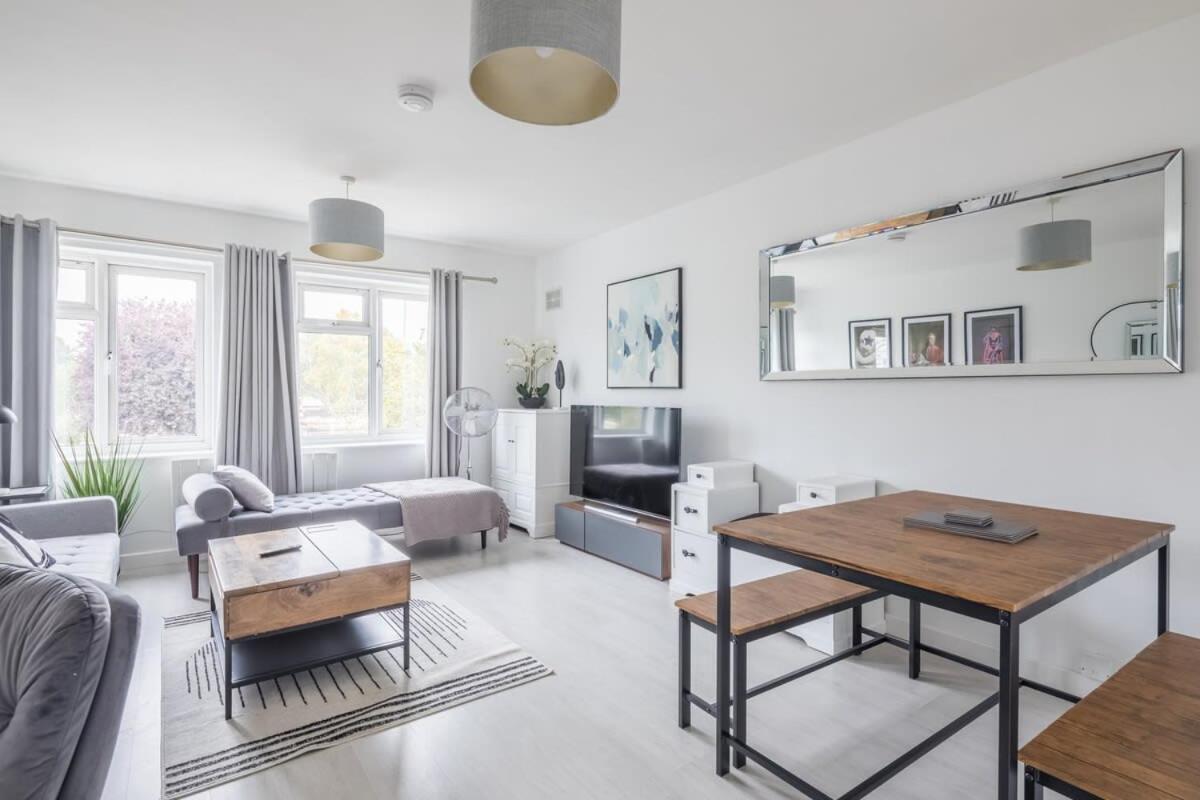 Lovely 2 Bedroom - Ideal Location Apartment *