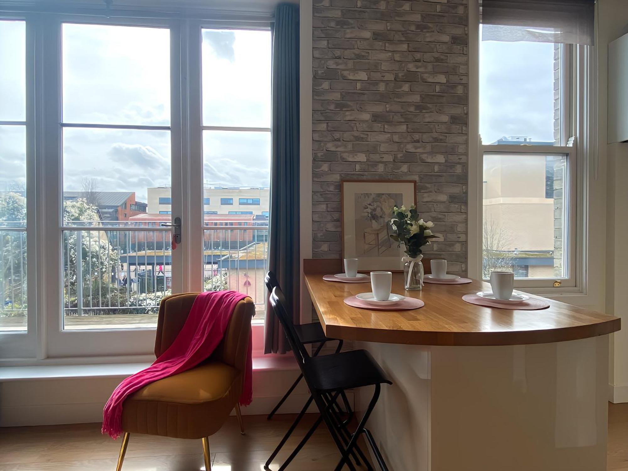 Apartment Diamond 2br Apartment-central-parking-walk To City & Train Station