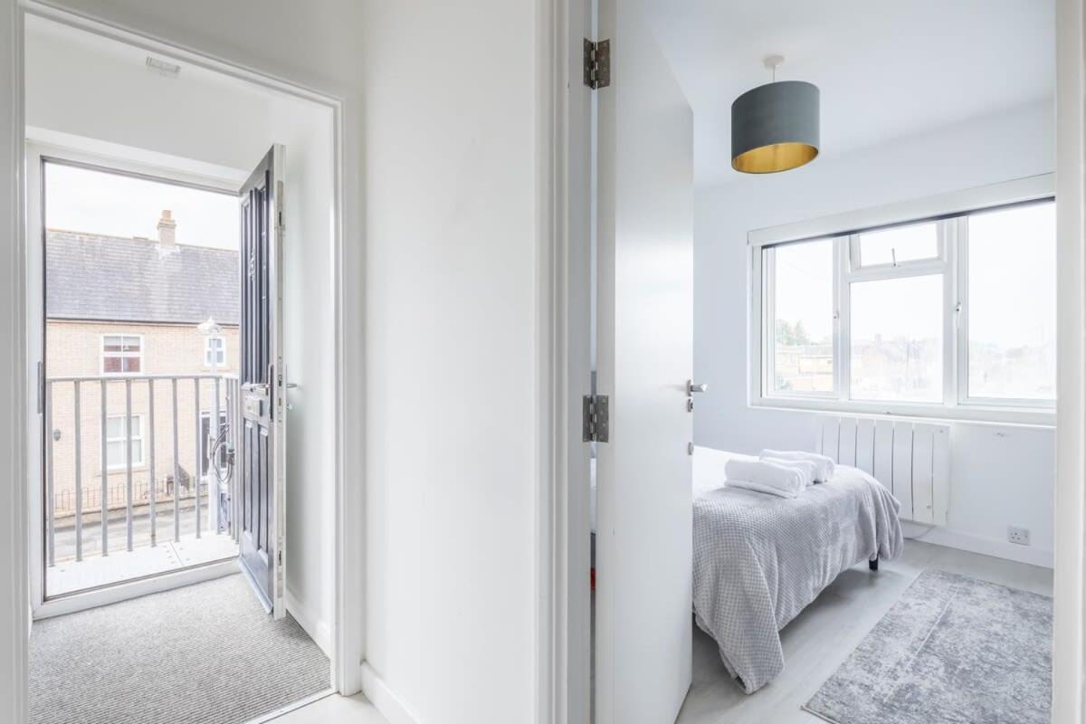 Lovely 2 Bedroom - Ideal Location *