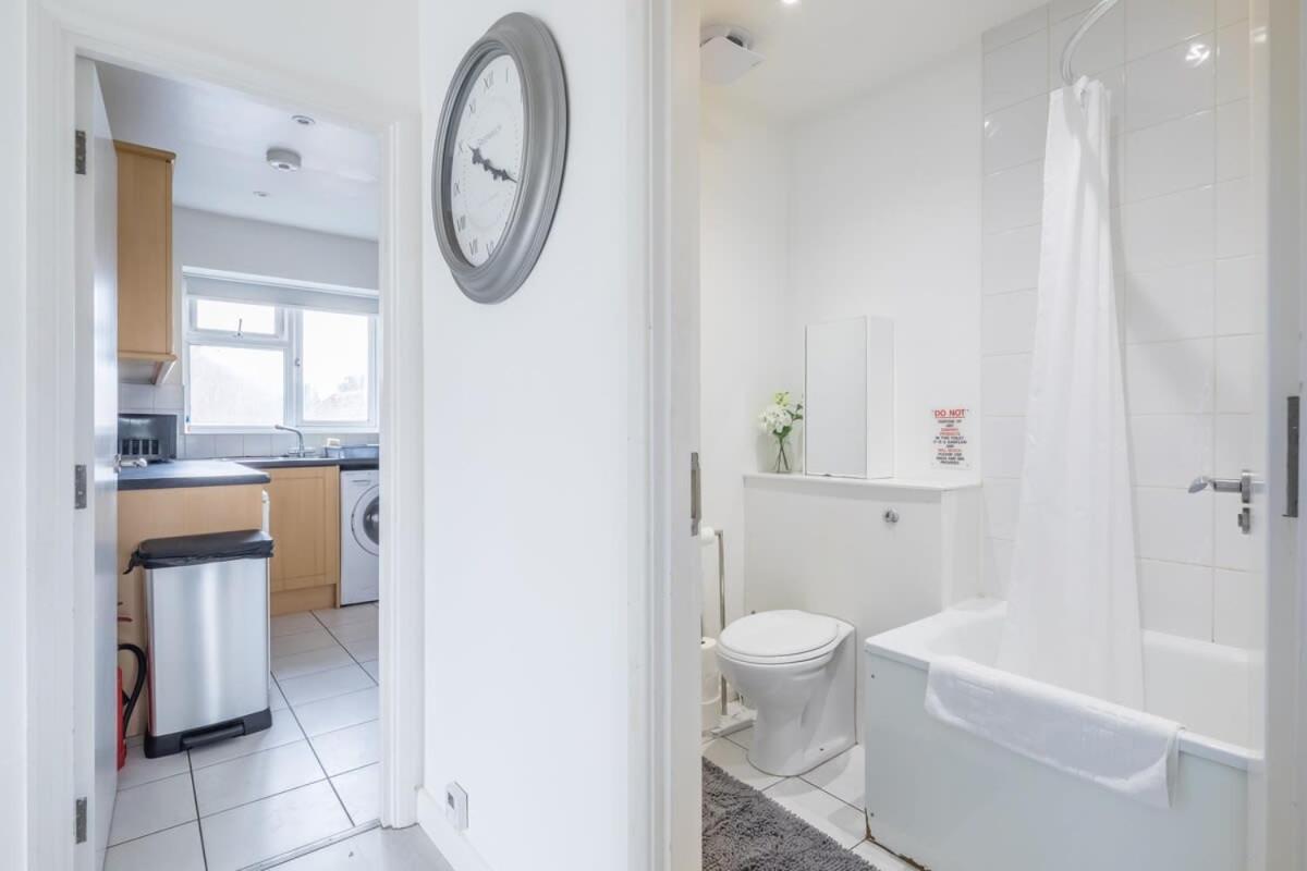 Lovely 2 Bedroom - Ideal Location Apartment