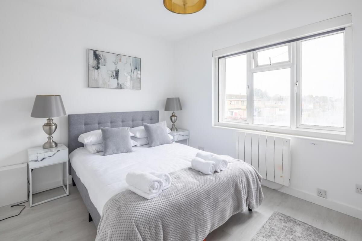 Lovely 2 Bedroom - Ideal Location *