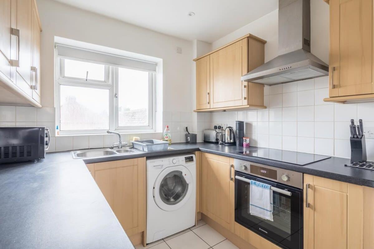 Lovely 2 Bedroom - Ideal Location