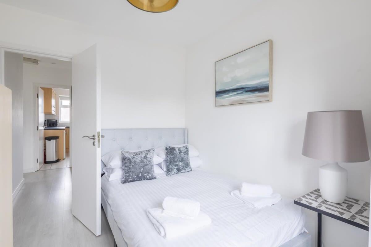 Lovely 2 Bedroom - Ideal Location *
