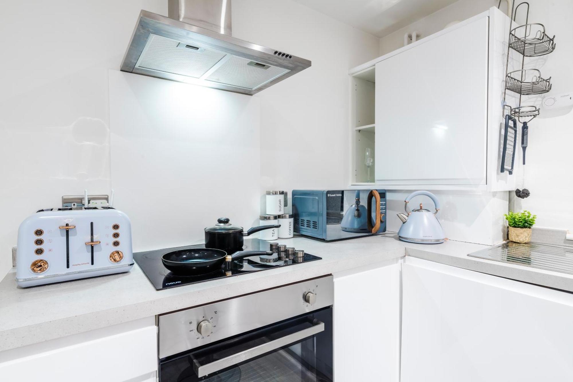 Holiday home Charming 2-bedroom Town House - Short Walk From The Station *