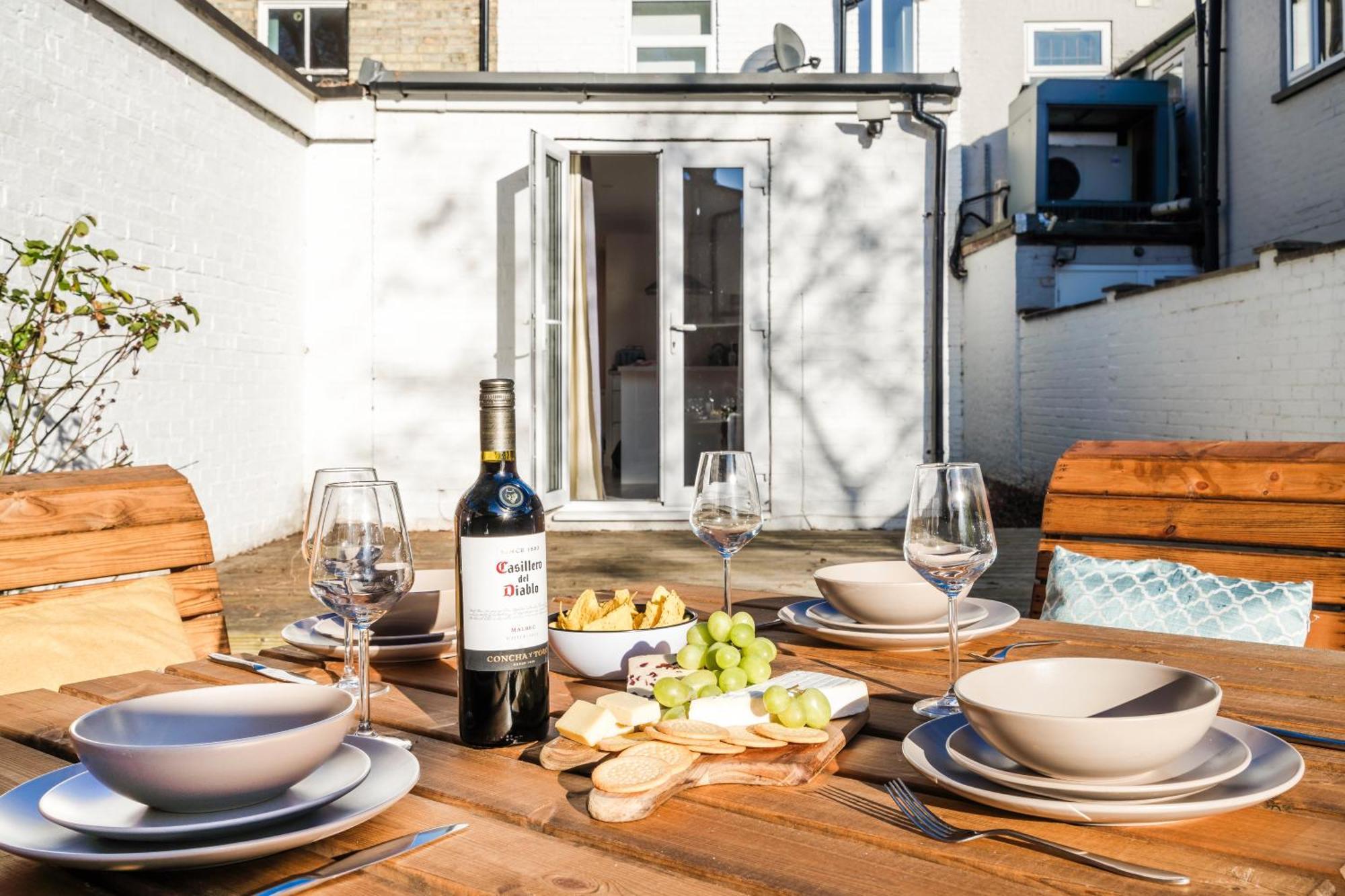 Charming 2-bedroom Town House - Short Walk From The Station Holiday home