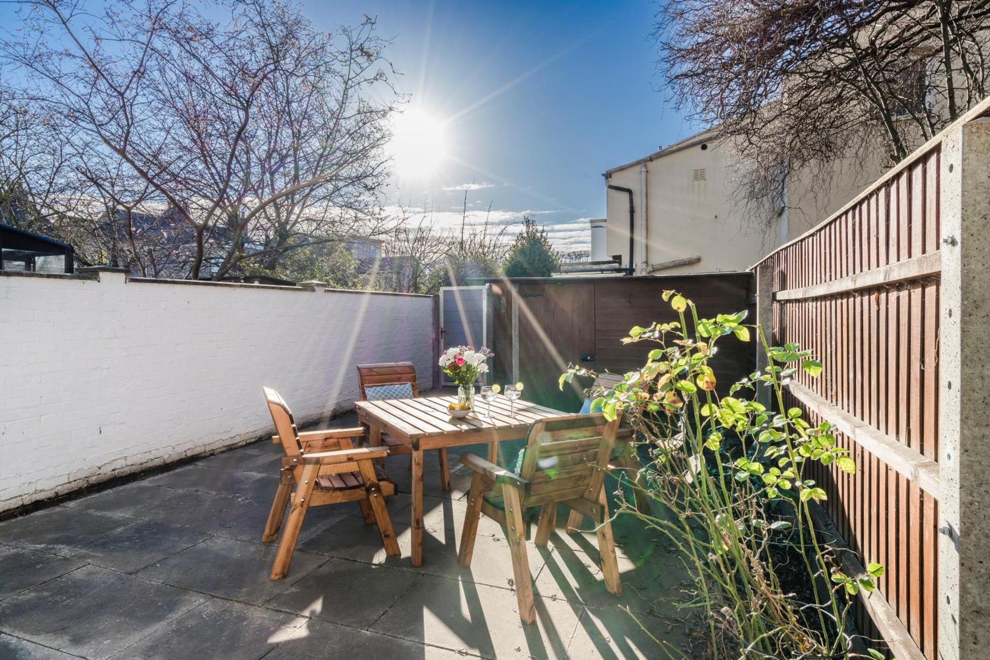 Charming 2-bedroom Town House - Short Walk From The Station Holiday home