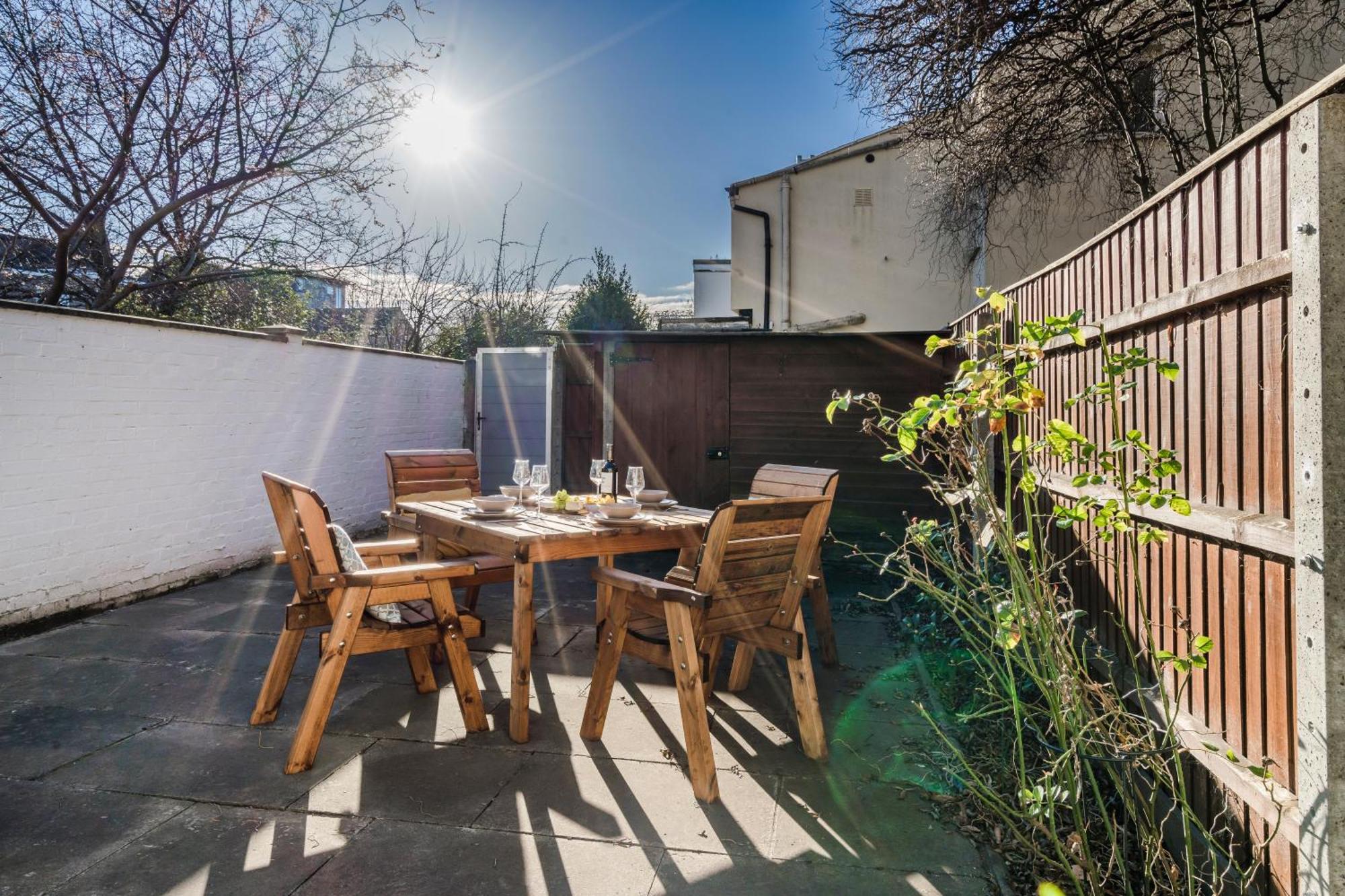 Charming 2-bedroom Town House - Short Walk From The Station Holiday home *