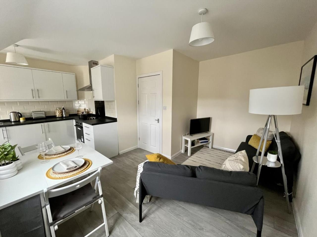 Central, Newly Refurb 2 Bed Flat With Free Parking Apartment *