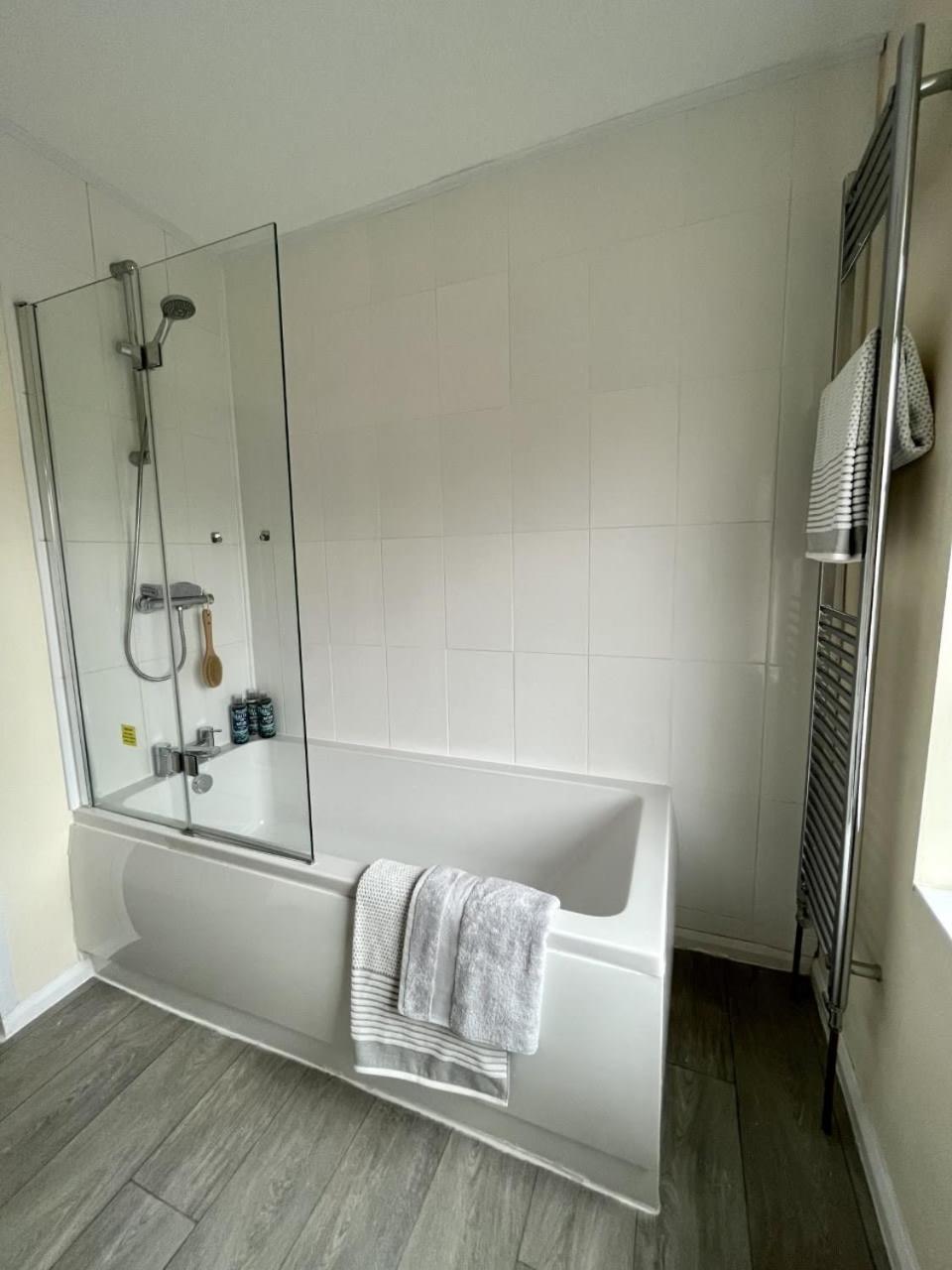 Central, Newly Refurb 2 Bed Flat With Free Parking Apartment *