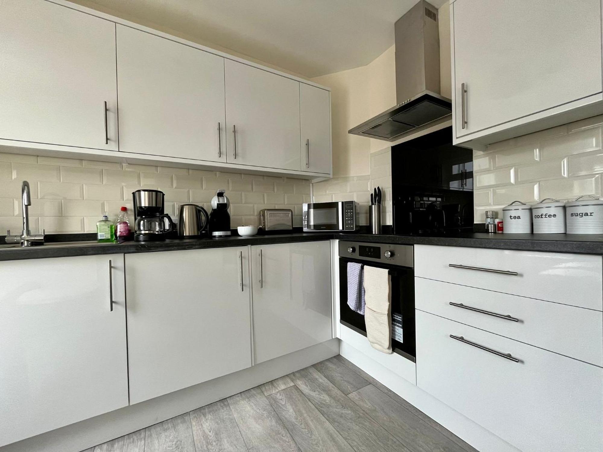 Apartment Central, Newly Refurb 2 Bed Flat With Free Parking *