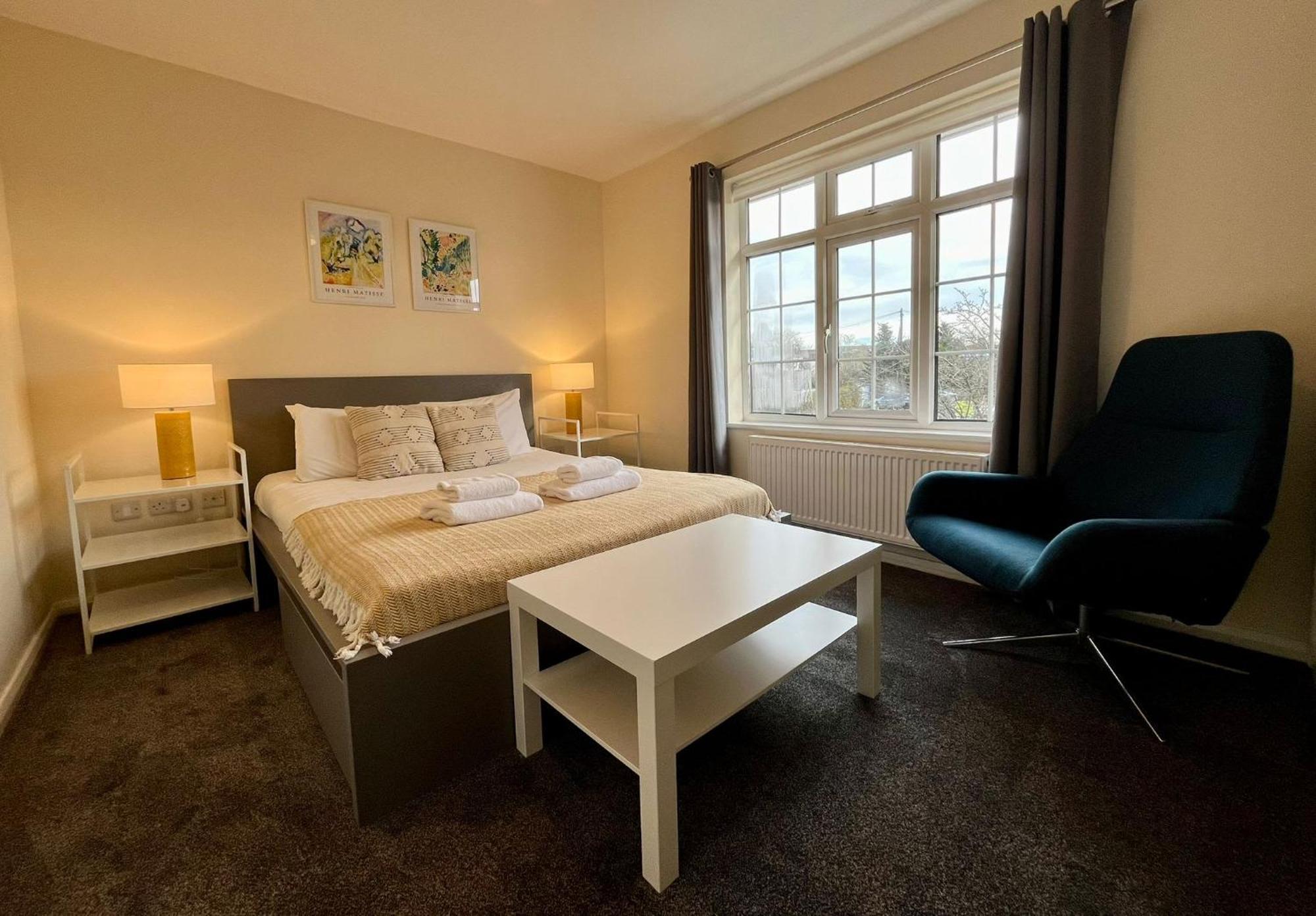Central, Newly Refurb 2 Bed Flat With Free Parking *
