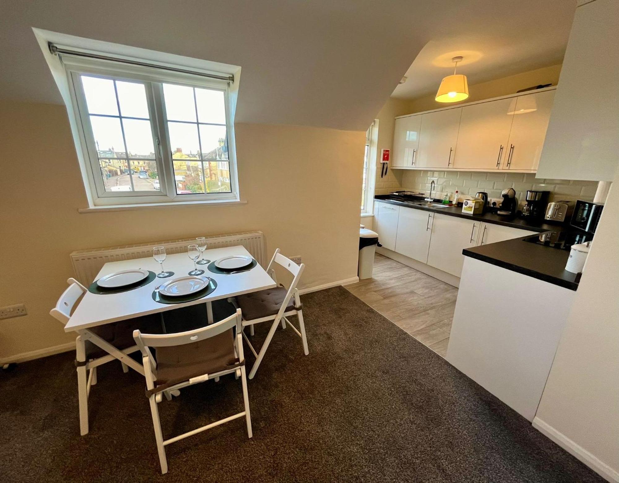 Central, Newly Refurb 2 Bed Flat With Free Parking Apartment *
