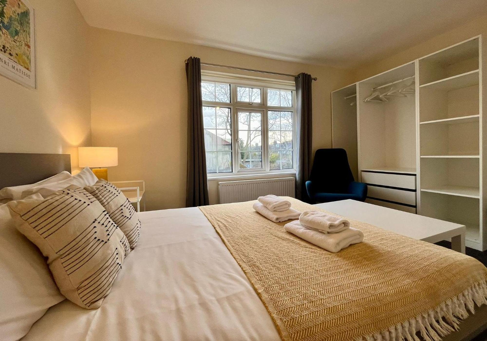 Central, Newly Refurb 2 Bed Flat With Free Parking Apartment