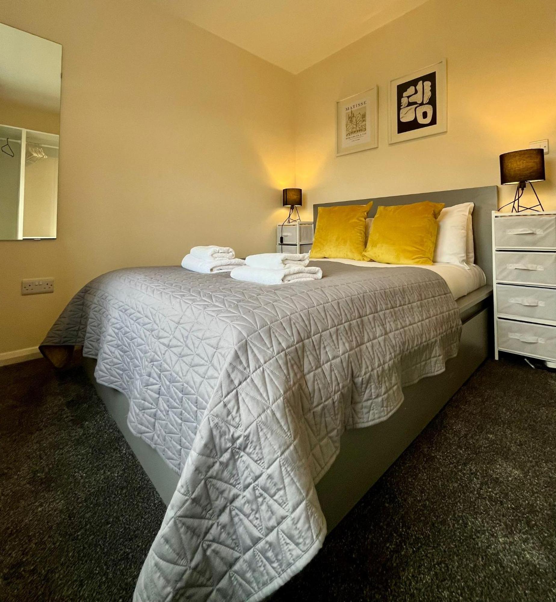 Apartment Central, Newly Refurb 2 Bed Flat With Free Parking