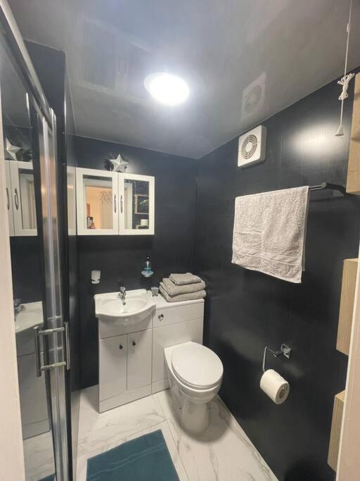 Adorable 1-bedroom Entire Place With Free Parking Apartment *
