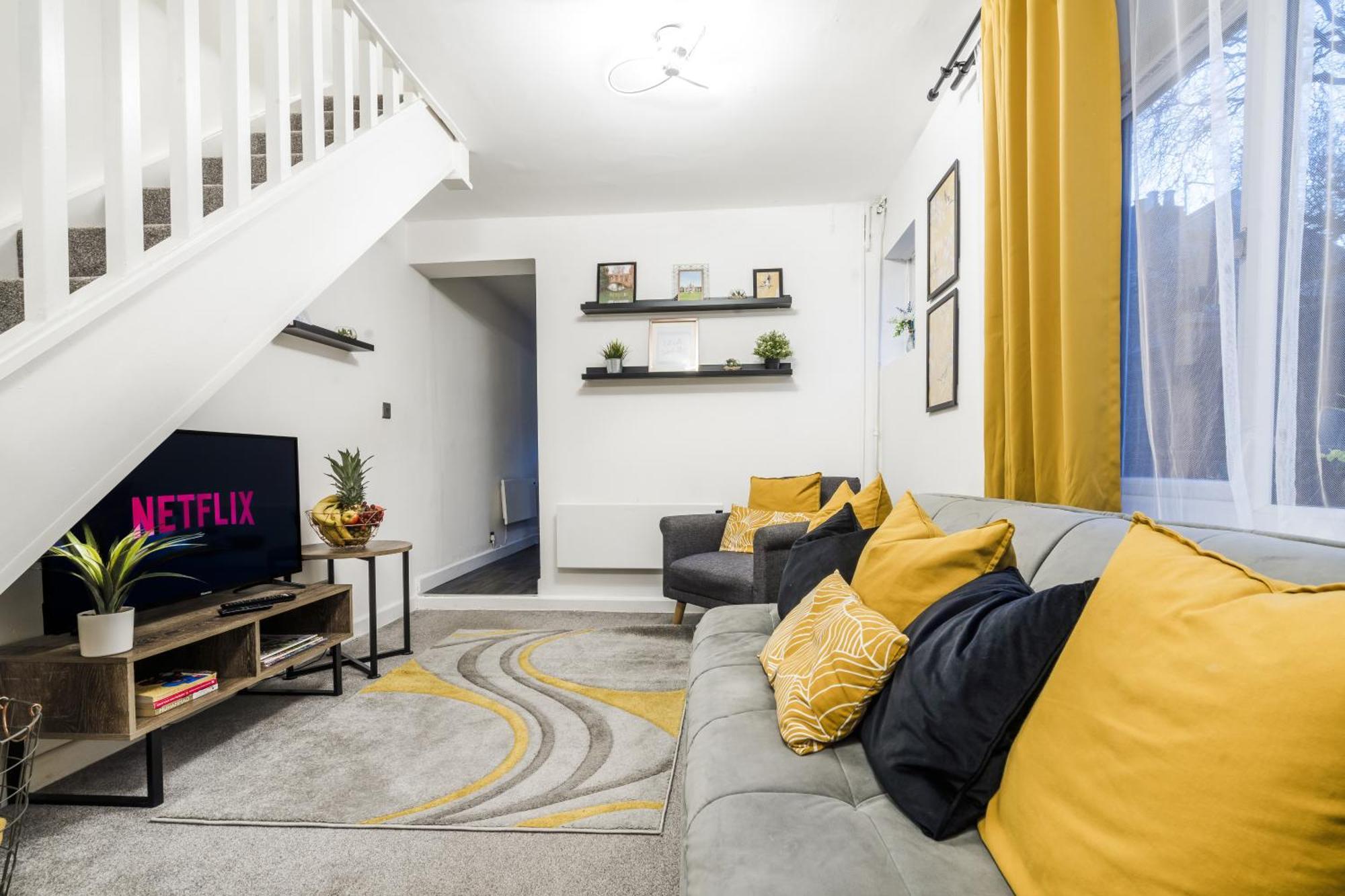 Charming 2-bedroom Town House - Short Walk From The Station *