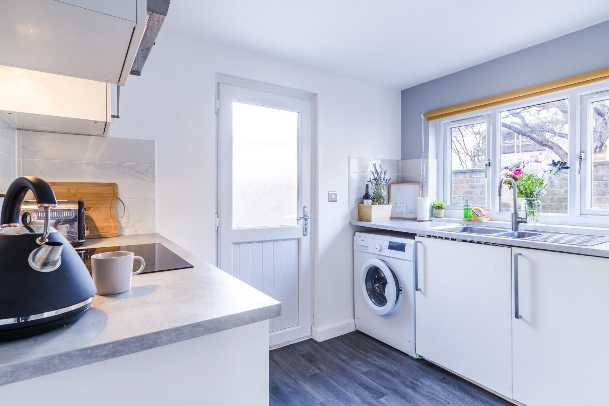 Charming 2-bedroom Town House - Short Walk From The Station *