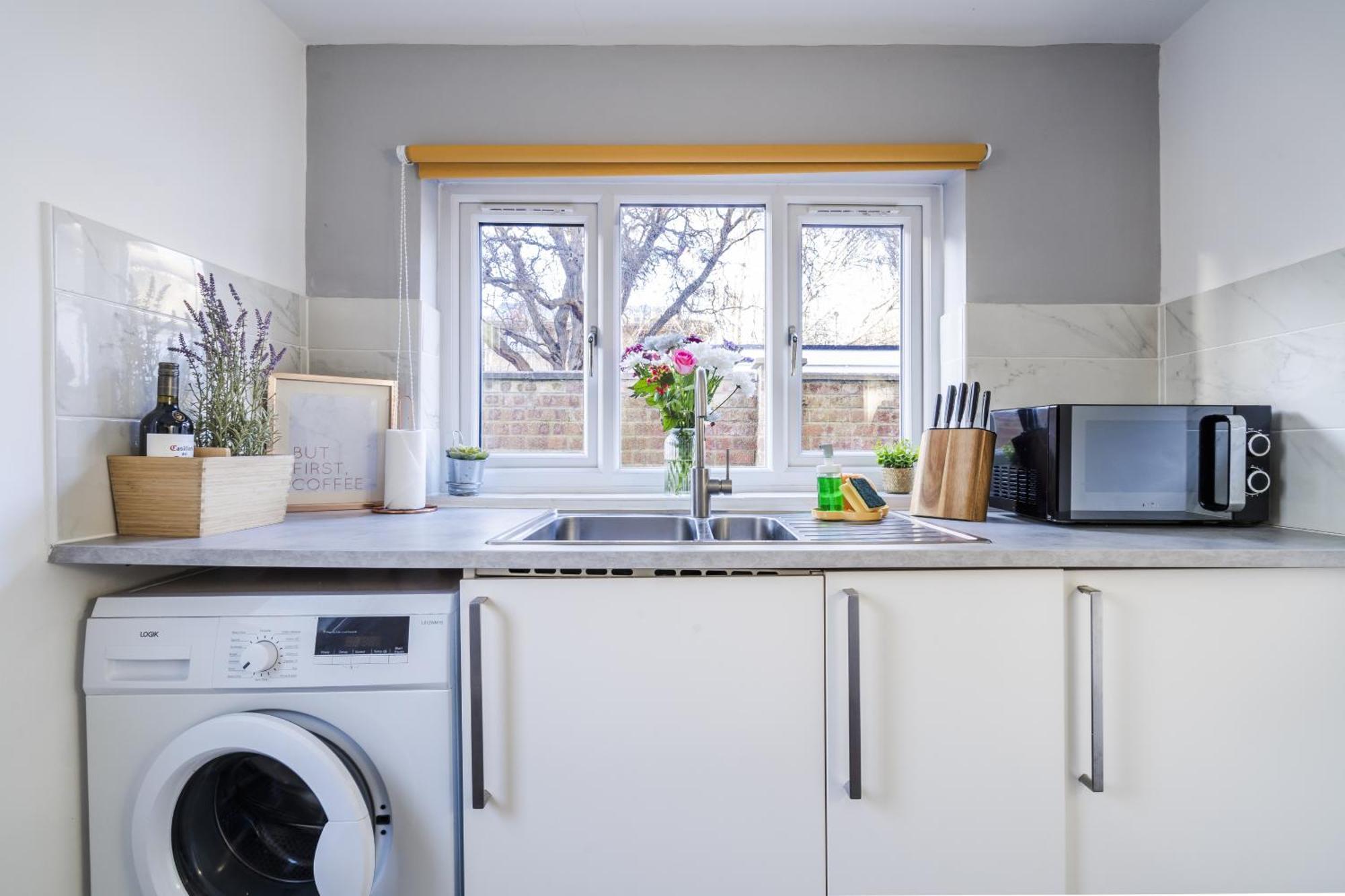 Charming 2-bedroom Town House - Short Walk From The Station