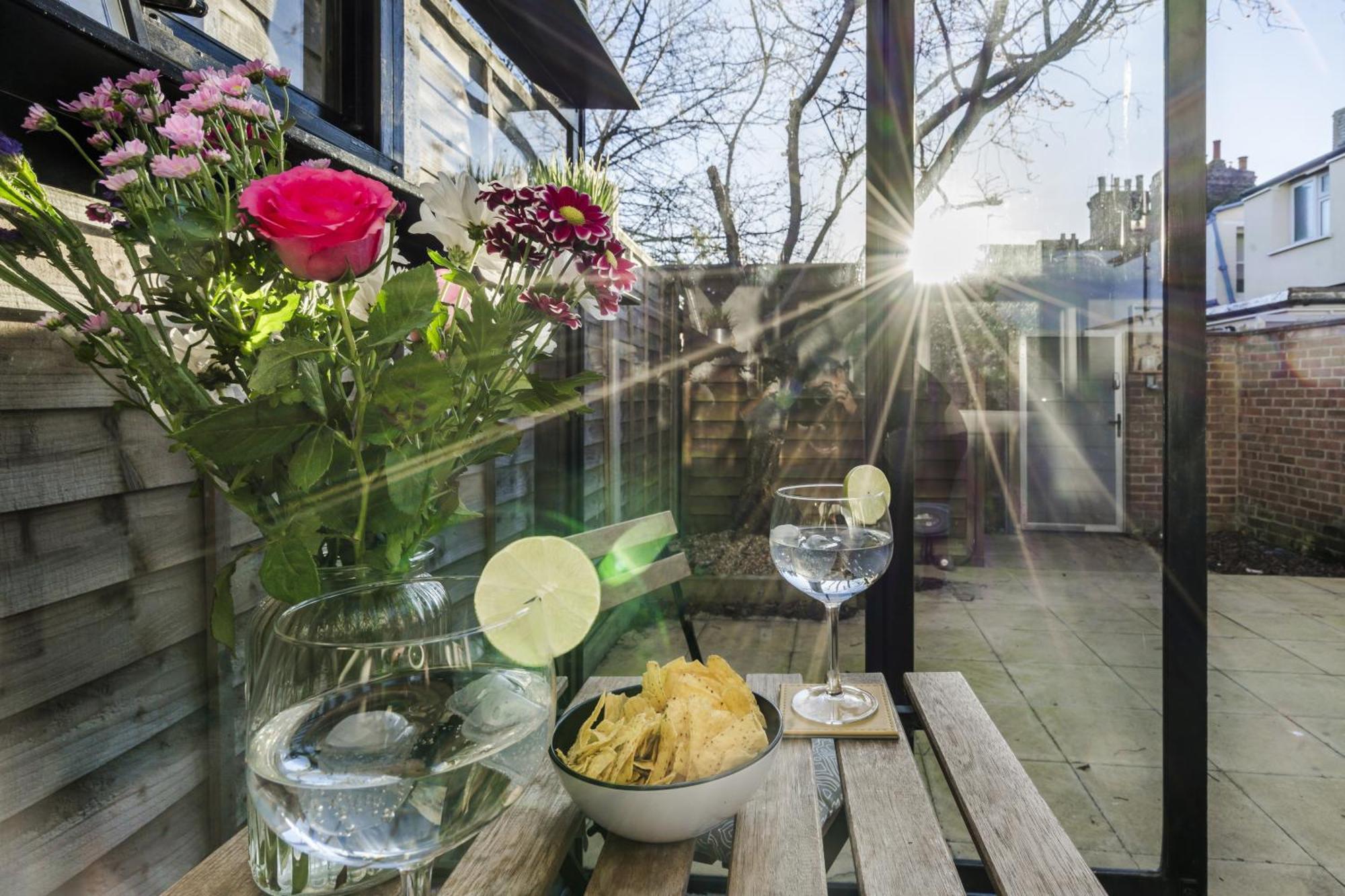 Charming 2-bedroom Town House - Short Walk From The Station Holiday home