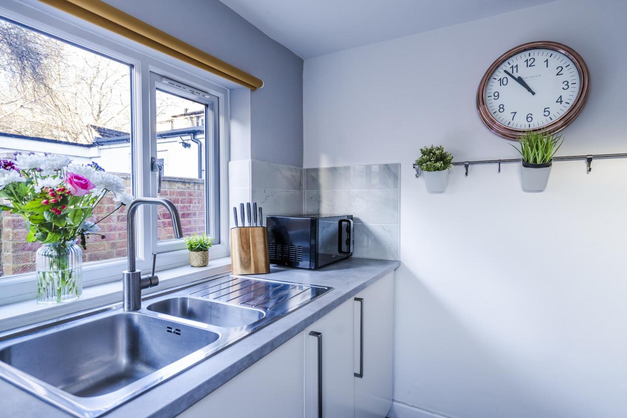 Charming 2-bedroom Town House - Short Walk From The Station Holiday home *