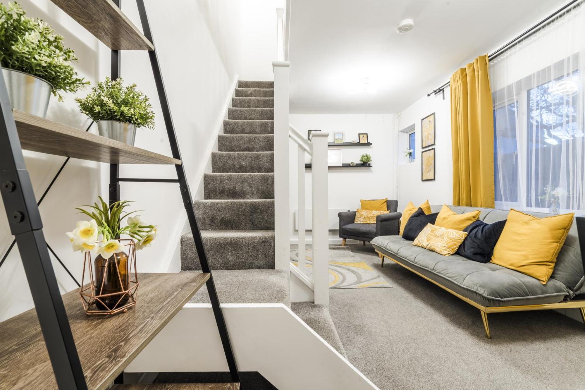 Charming 2-bedroom Town House - Short Walk From The Station
