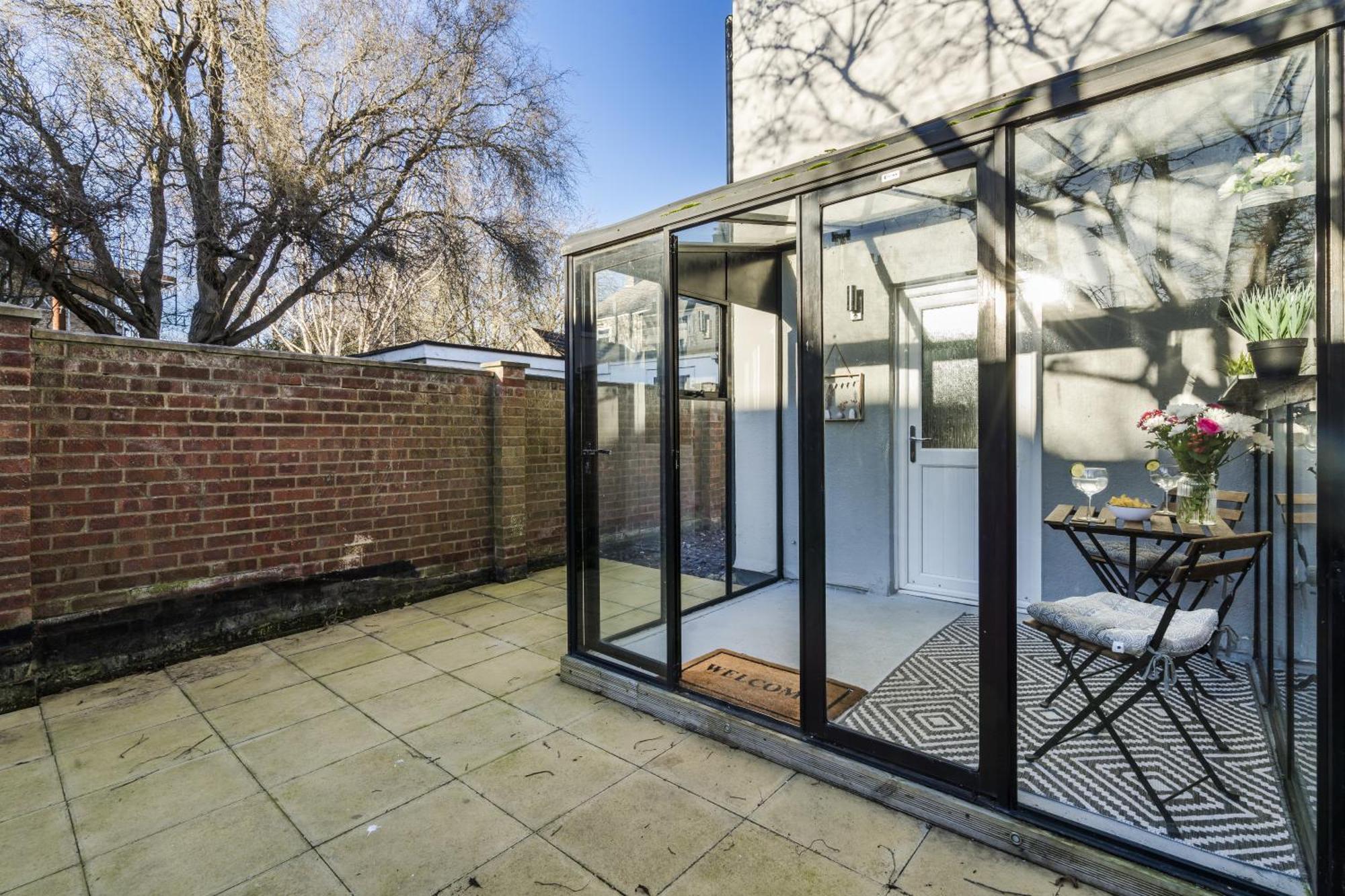 Charming 2-bedroom Town House - Short Walk From The Station Holiday home *